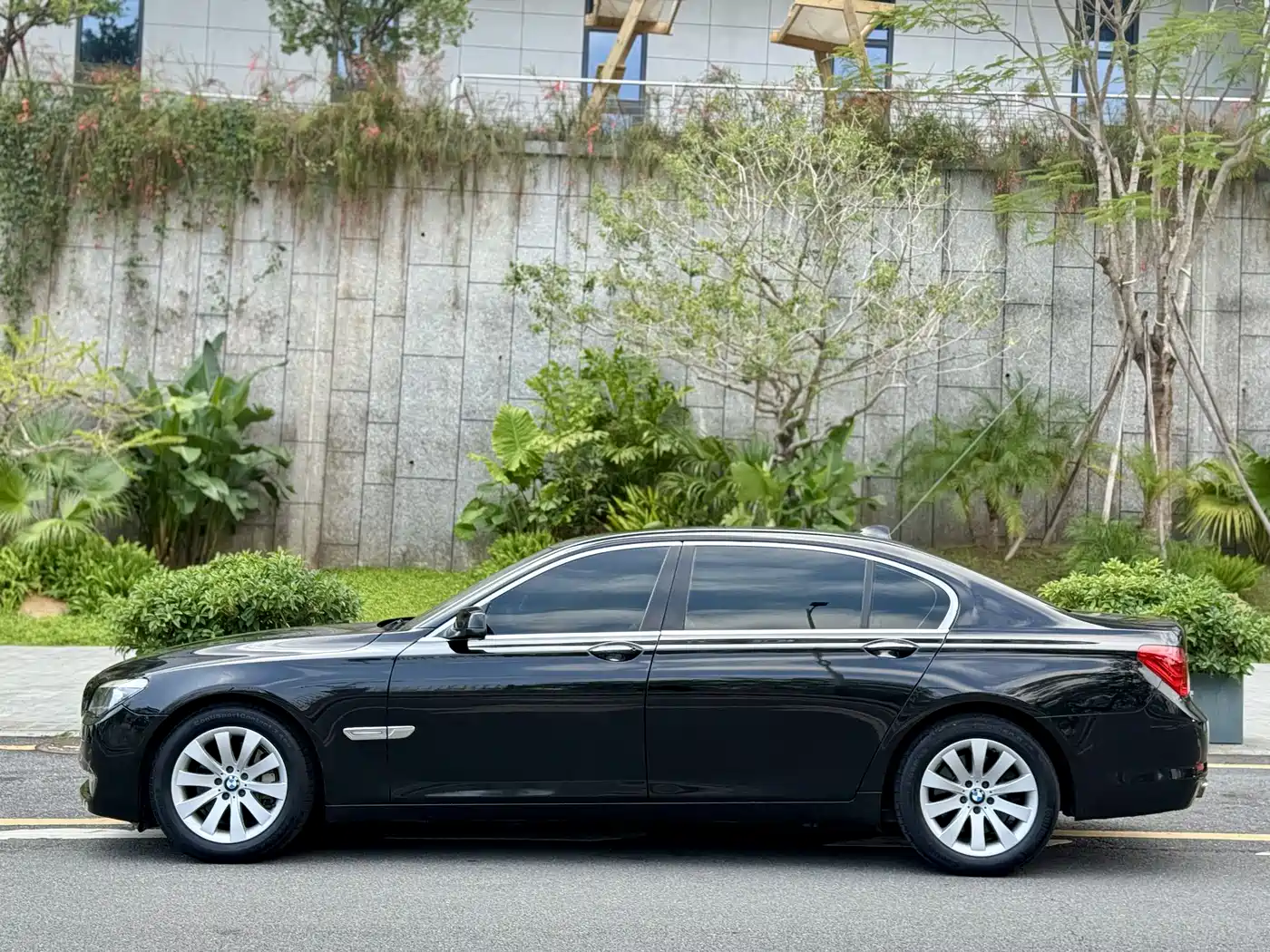 BMW 7 Series 2009 740Li Luxury фото 3