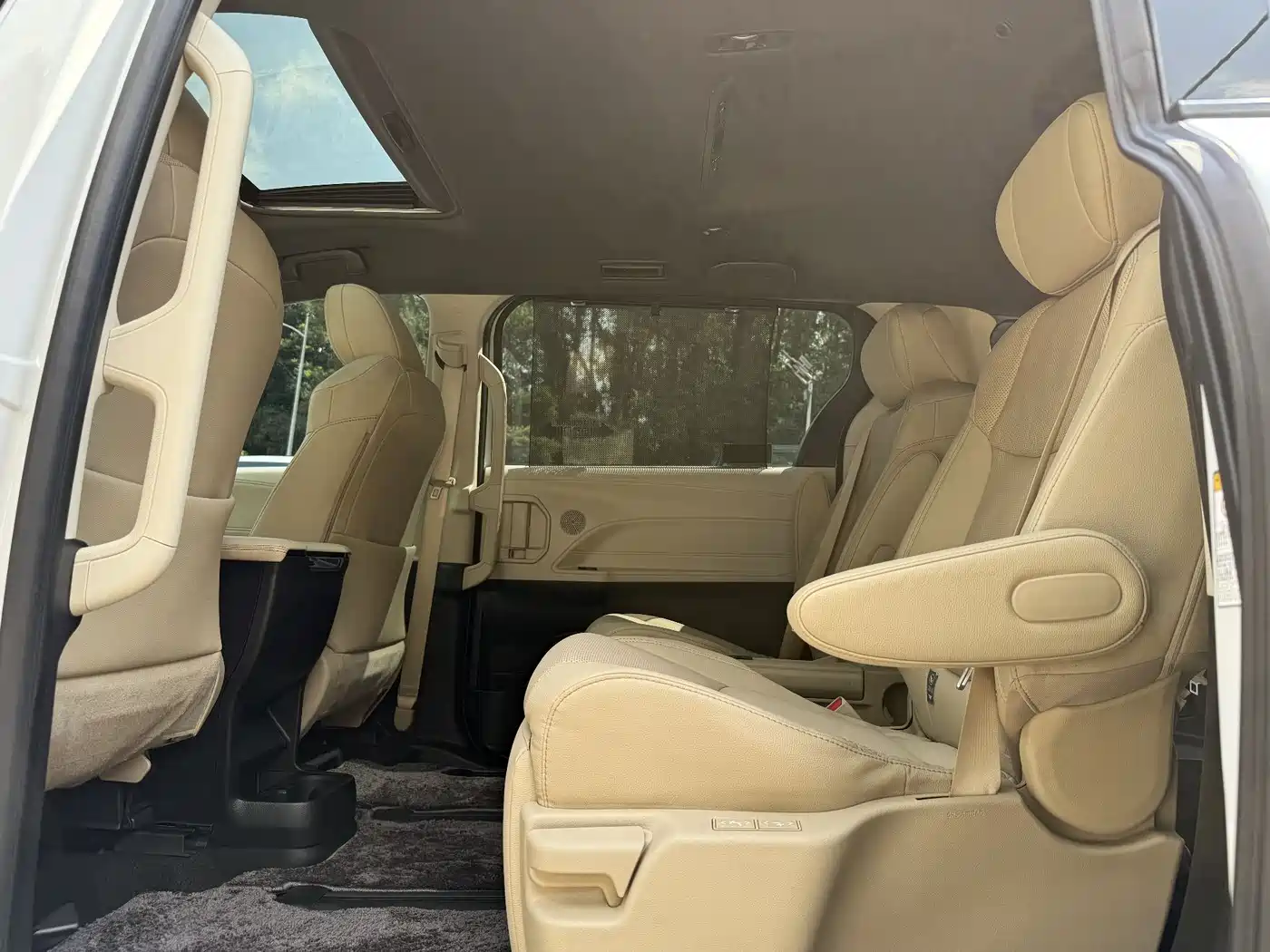 Toyota Sienna 2023 2.5L Hybrid Premium Edition фото 7