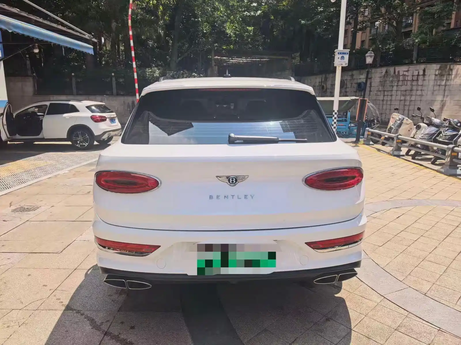 Фото 12 - Bentley Bentayga Hybrid