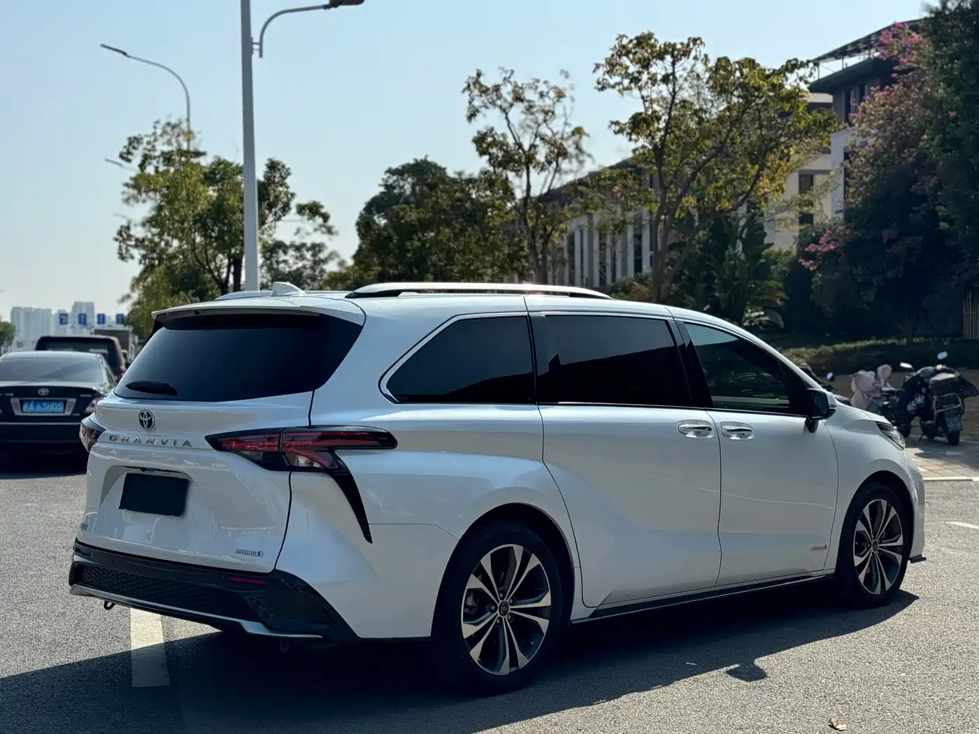 Toyota Granvia 2023 2022 2.5L Hybrid Noble Edition