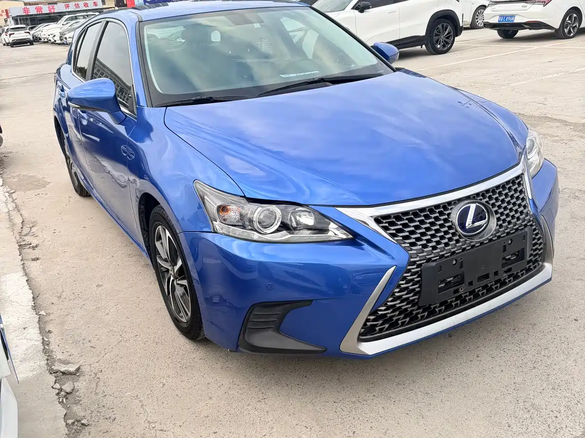Фото 3 - Lexus CT