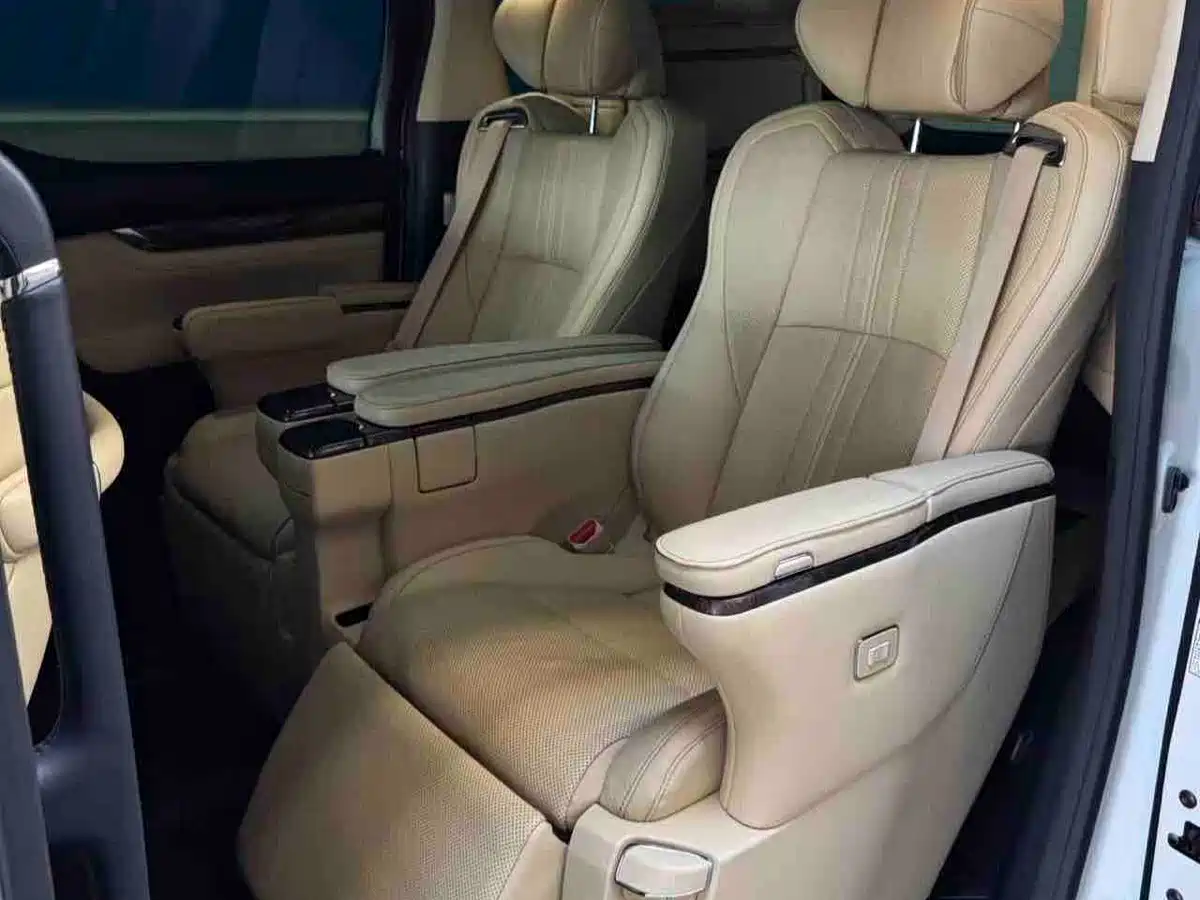 Фото 10 - Toyota Vellfire