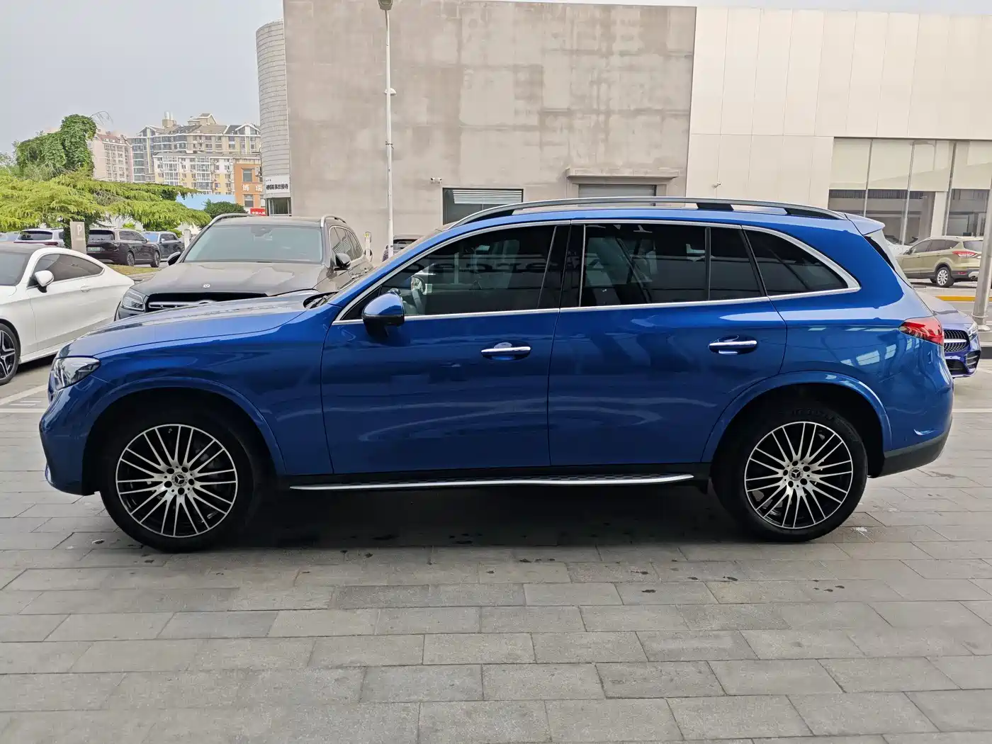 Mercedes-Benz GLC 2023 GLC 300 L 4MATIC Luxury 7-Seater фото 3