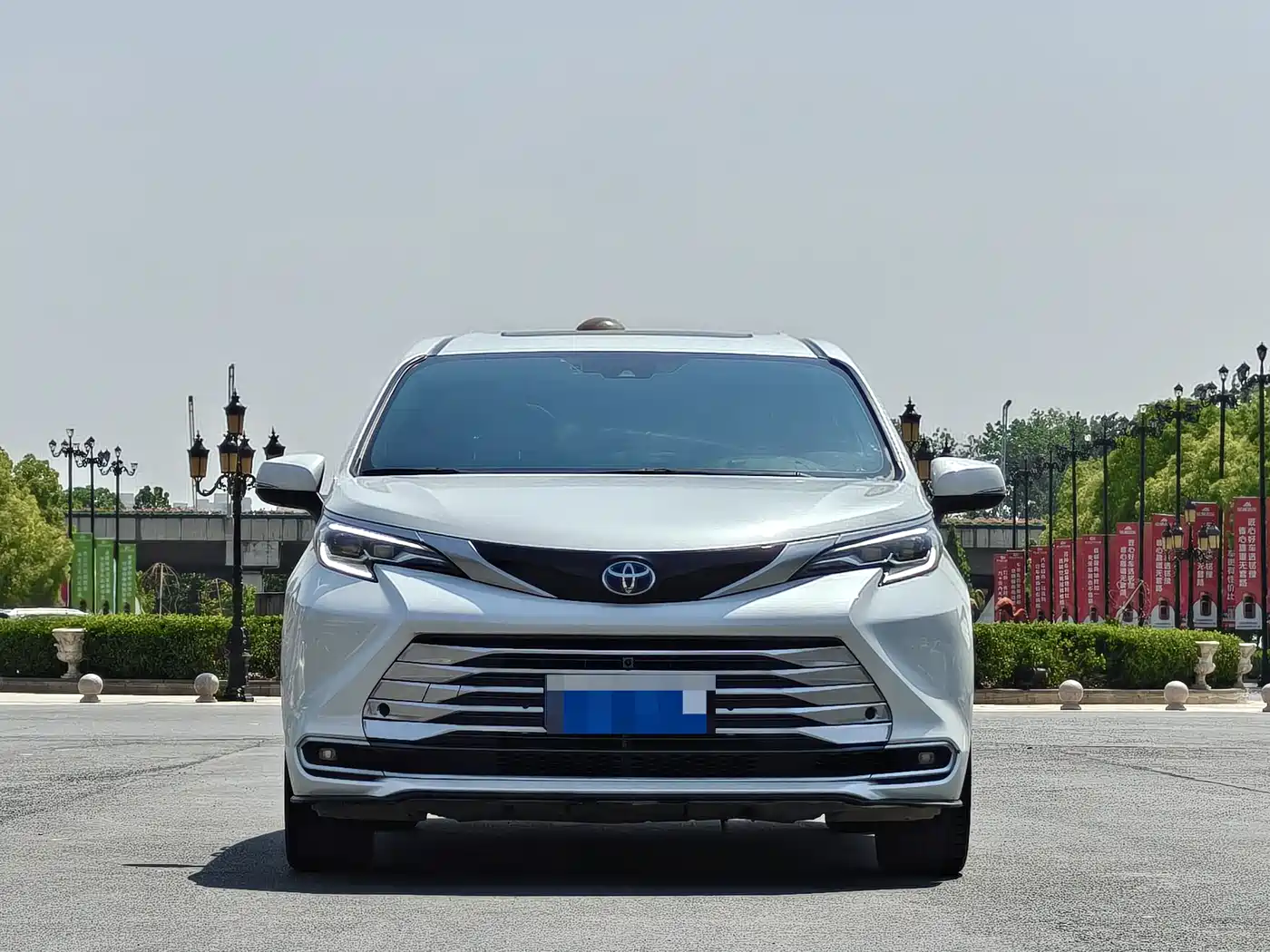 Toyota Sienna 2023 2.5L Hybrid Platinum Edition фото 2