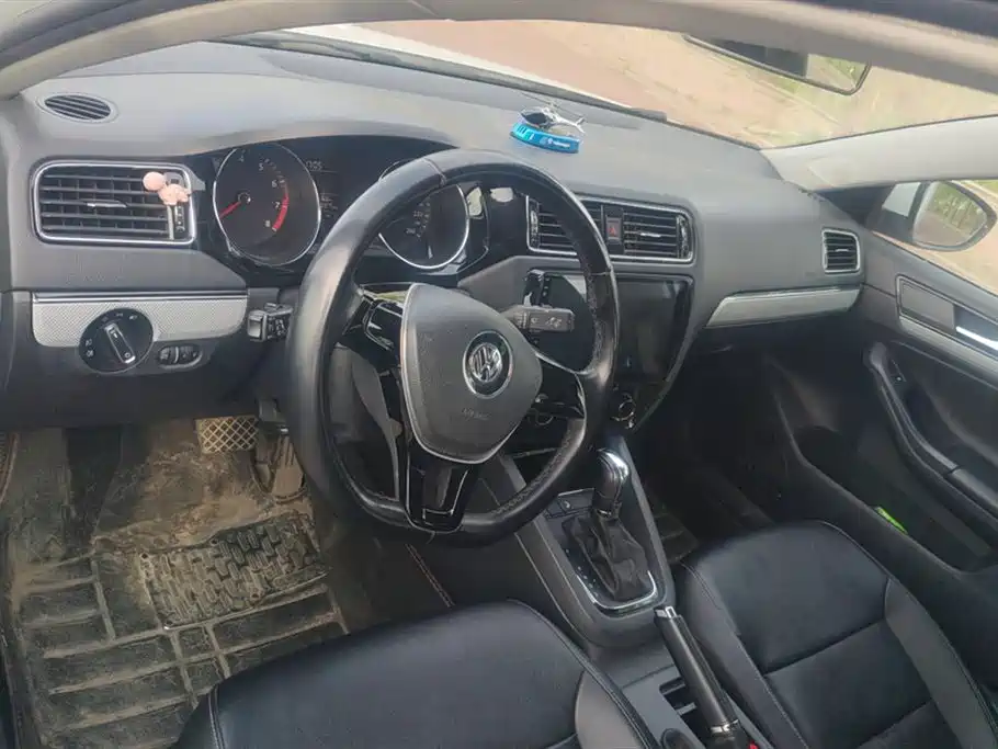 Volkswagen Sagitar 2015 1.6L Automatic Comfort фото 12