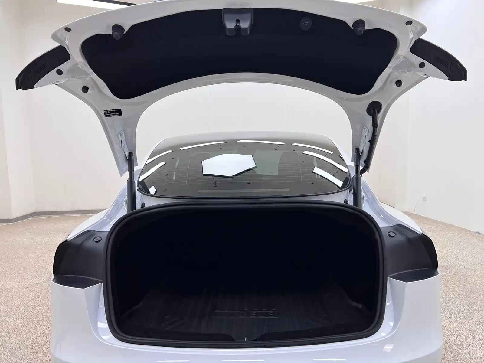 Фото 14 - Tesla Model 3