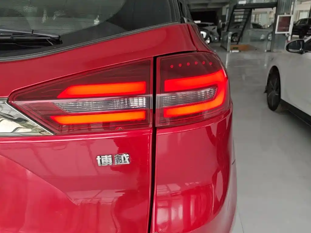 Фото 8 - Geely Boyue
