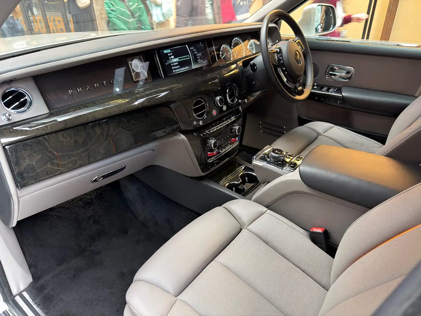 Rolls-Royce Phantom 2018 6.7T Long Wheelbase Version фото 6