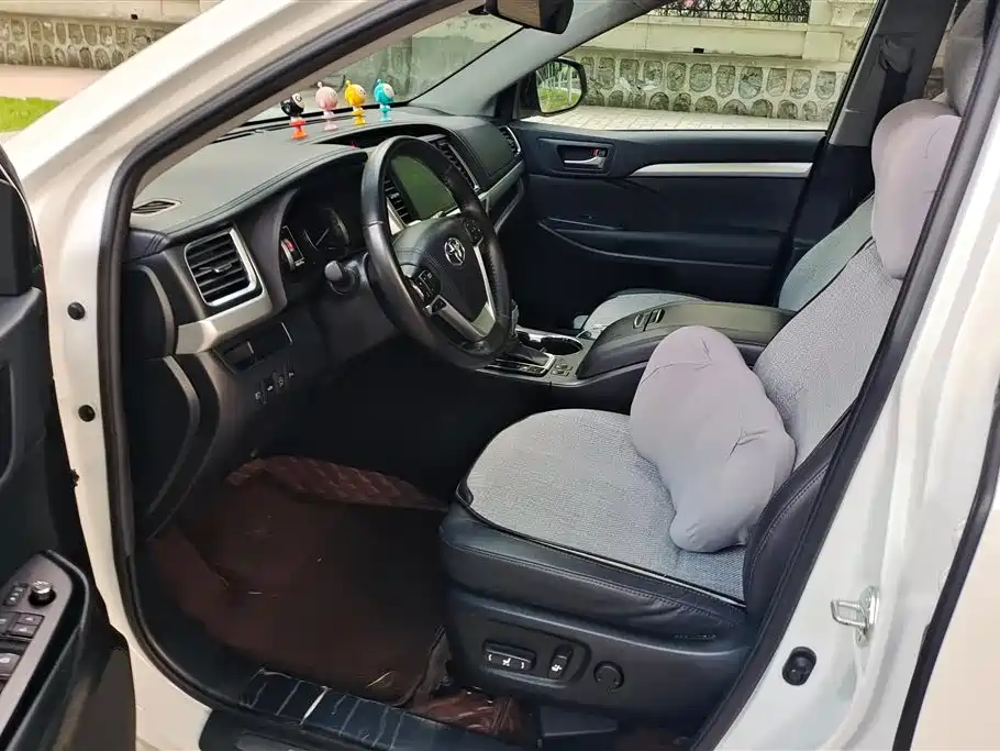 TOYOTA HIGHLANDER