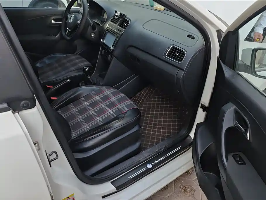 Volkswagen Polo 2016 1.6L Manual Comfort фото 8