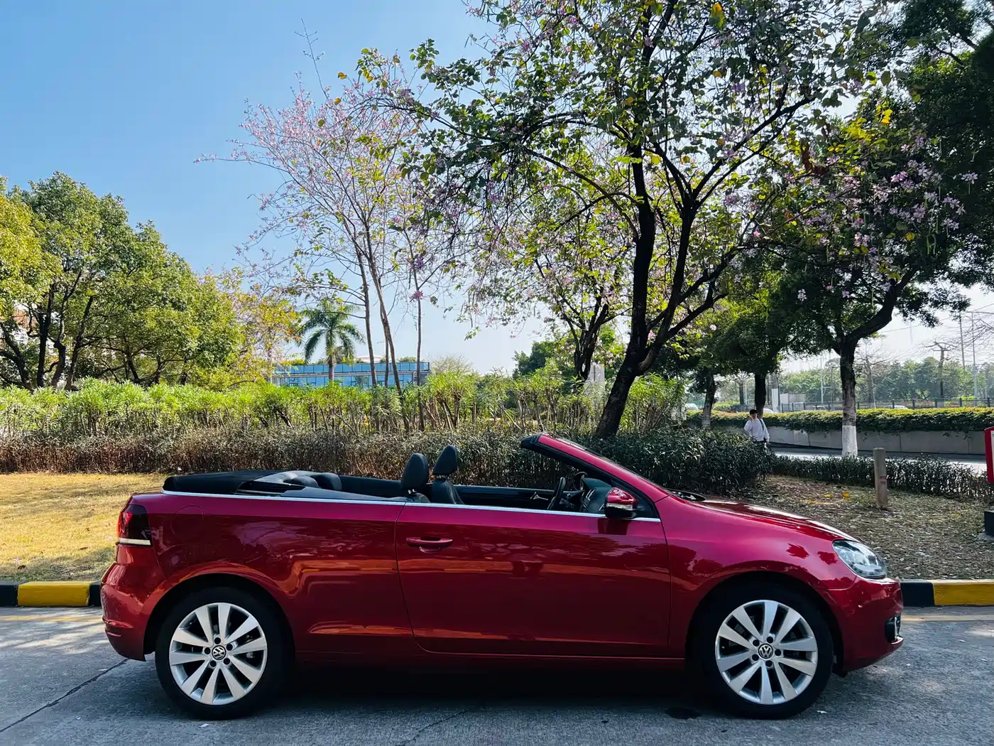 Volkswagen Golf (Import) 2012 1.4TSI Luxury Convertible Edition фото 10