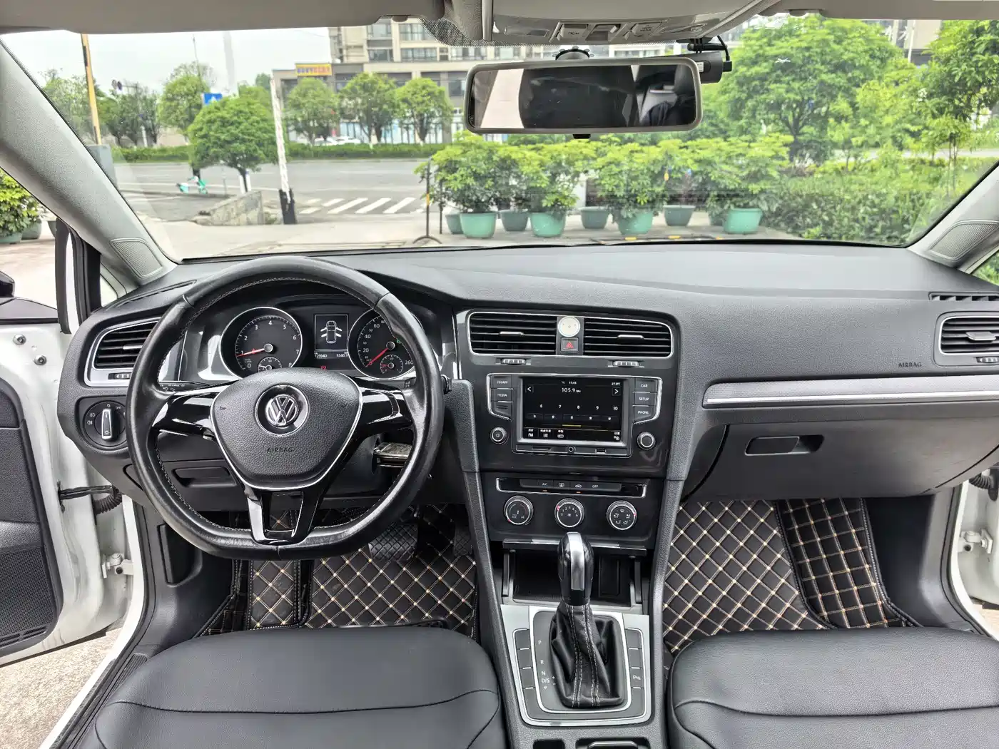 Volkswagen Golf 2017 1.6L Auto Comfort Millionth Edition фото 12
