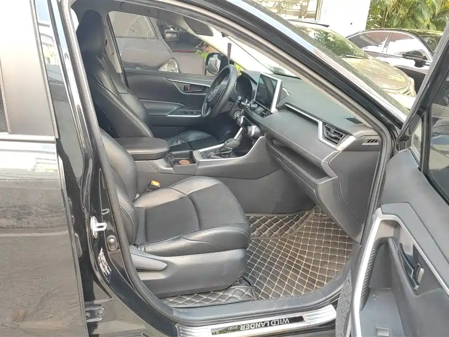 Toyota Wildlander 2023 2.0L CVT FWD LE фото 8