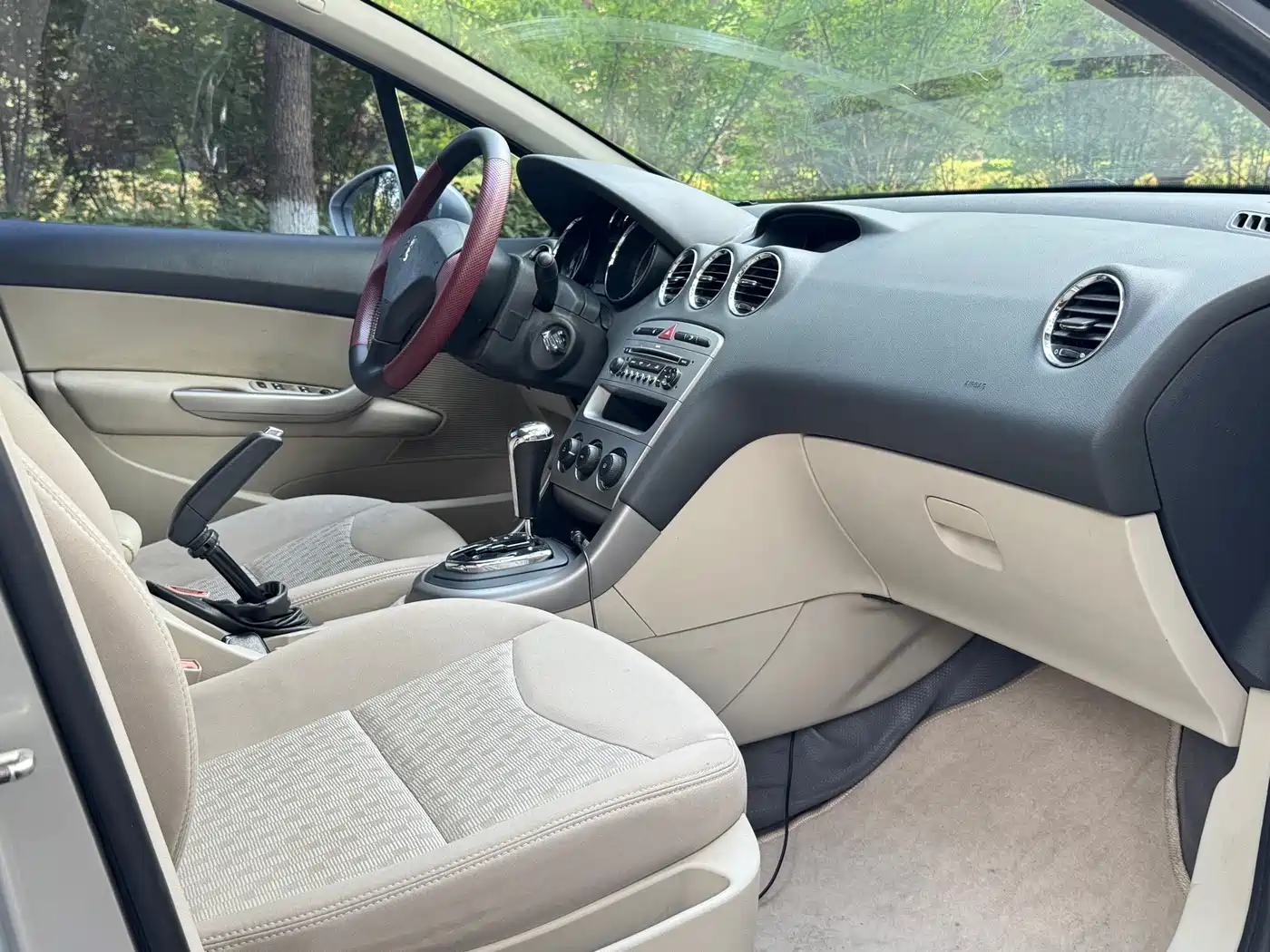 Peugeot 408 2010 2.0L Automatic Premium Edition фото 8