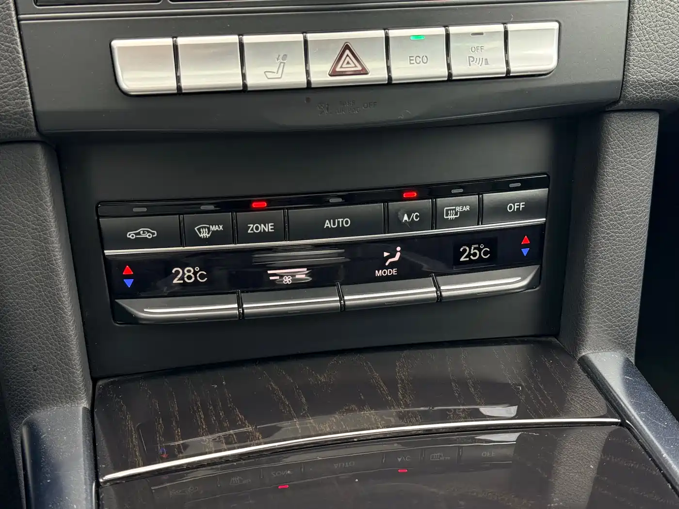 Mercedes-Benz E-Class 2015 E 260 L Sport фото 32