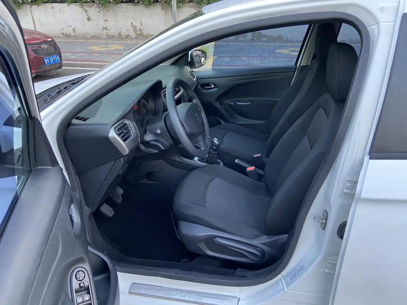 Peugeot 301 2014 1.6L Manual Comfort Edition фото 7