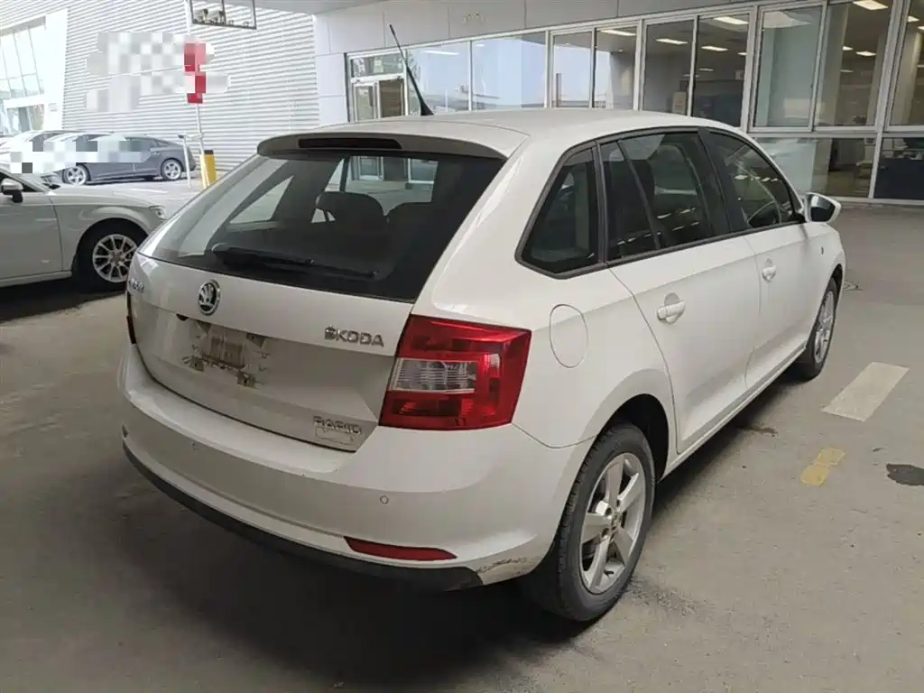 Škoda Skoda Rapid Spaceback 2014 1.6L Automatic Joy Edition фото 12