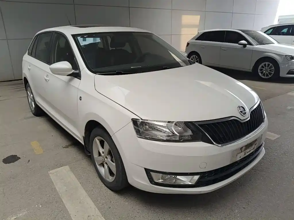 Škoda Skoda Rapid Spaceback 2014 1.6L Automatic Joy Edition фото 7