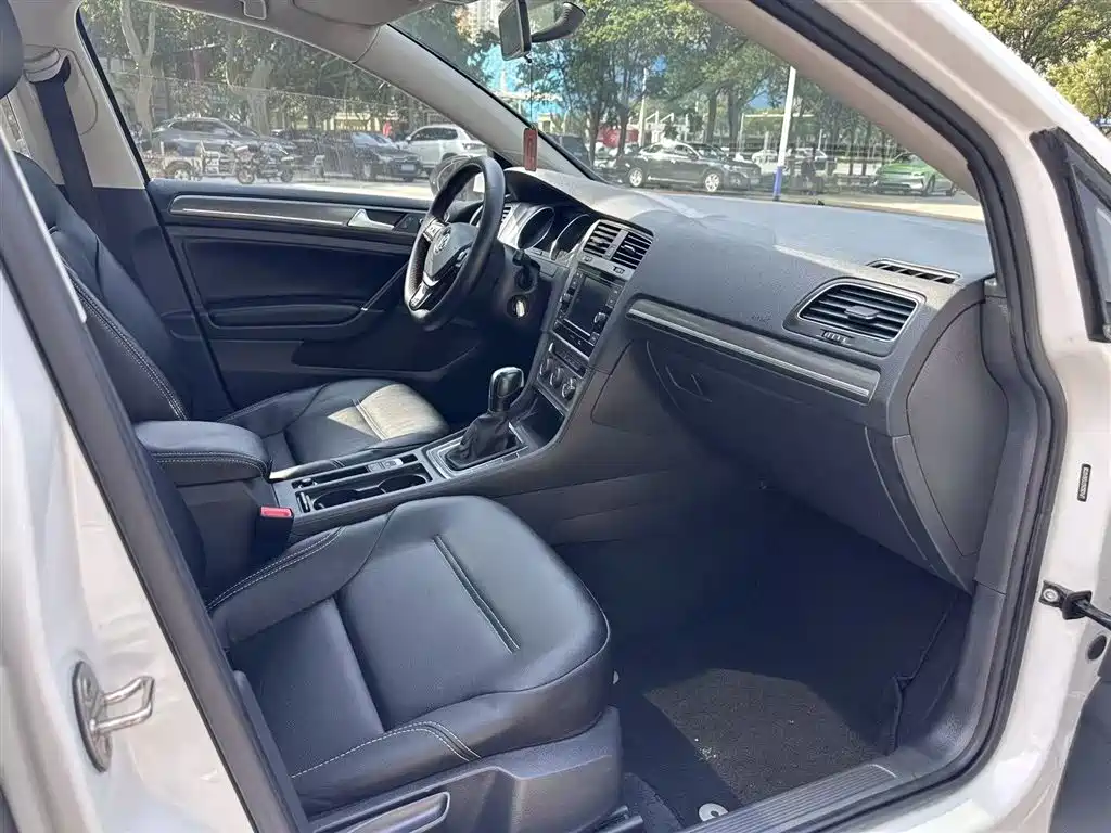 Volkswagen Golf 2016 230TSI Automatic Comfort фото 6