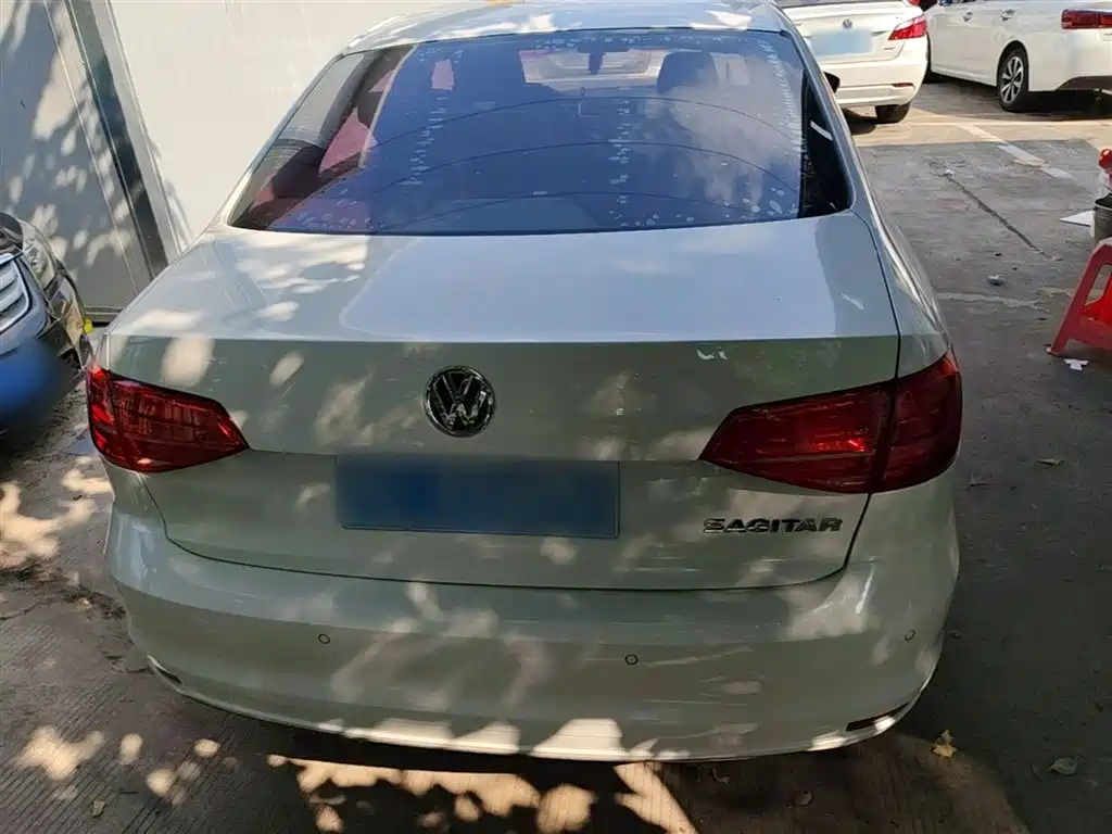 Volkswagen Sagitar 2015 1.6L Automatic Comfort фото 6