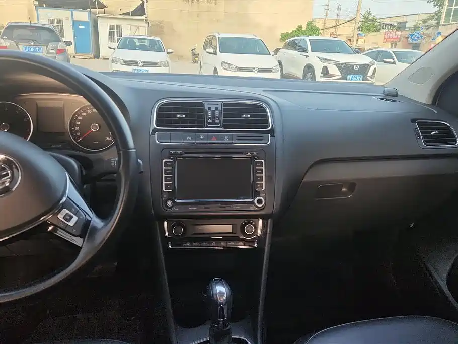 Volkswagen Polo 2014 1.6L Automatic Luxury Edition фото 13