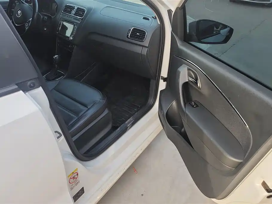 Volkswagen Polo 2014 1.6L Automatic Luxury Edition фото 8