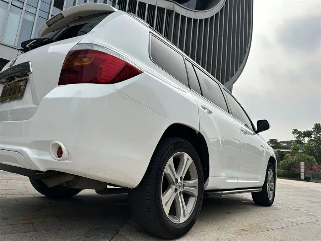 Toyota Highlander 2011 2.7L 2WD 7-seat Luxury фото 10