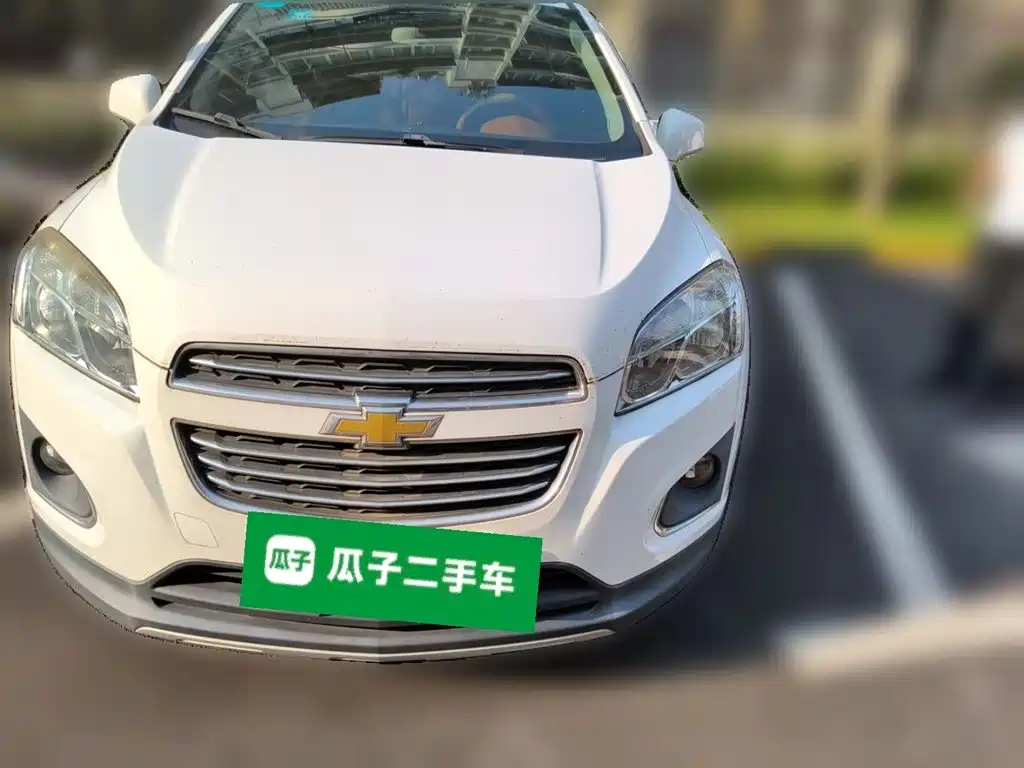 Photo 2 - Chevrolet Trax