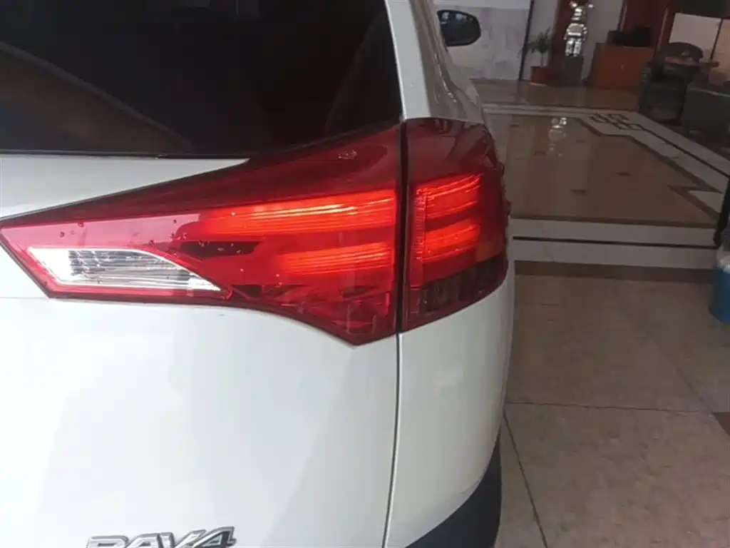 Toyota RAV4 Rongfang 2015 2.0L CVT 2WD Trend Edition фото 8