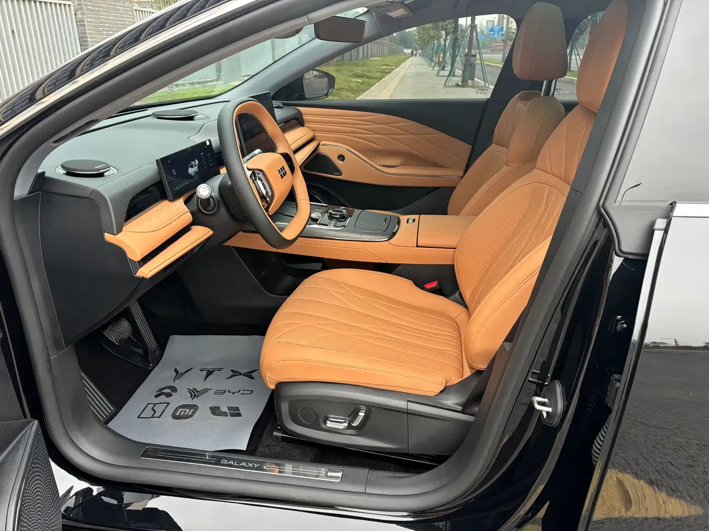 Geely Galaxy Galaxy Xingyao 8 2025 130km EM-i Premium Edition фото 4