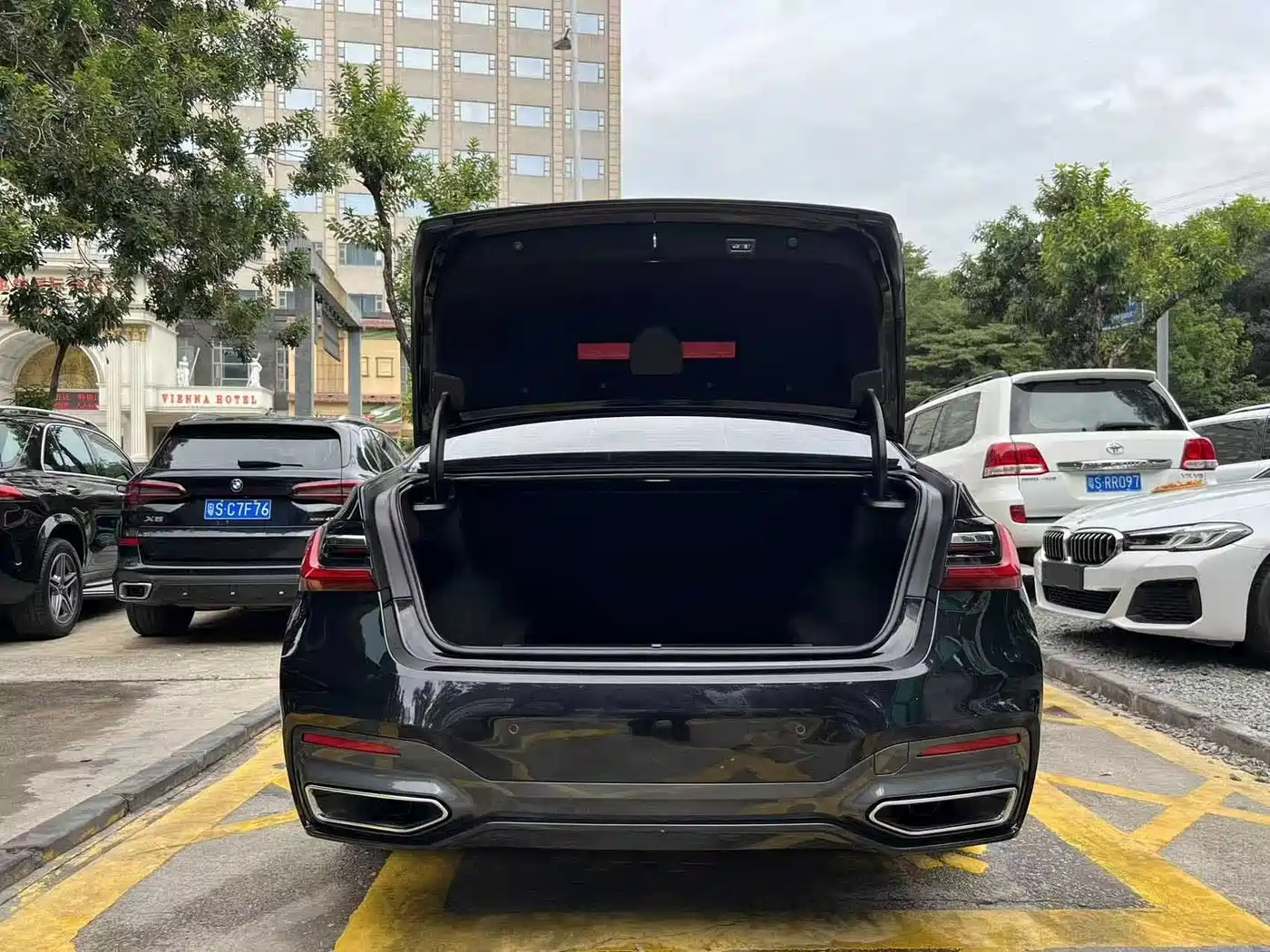 BMW 7 Series 2021 Model 730Li M Sport Package фото 18