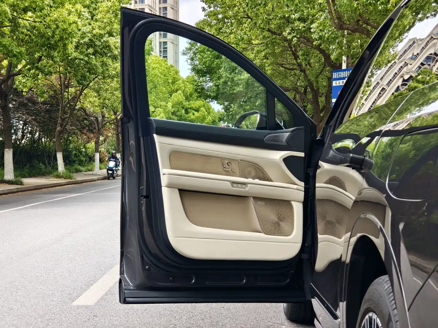 NIO ES8 2025 Model 6-Seat Executive Luxury Edition фото 7
