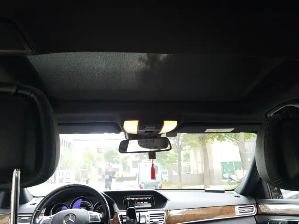 Photo 9 - Mercedes-Benz E-Class