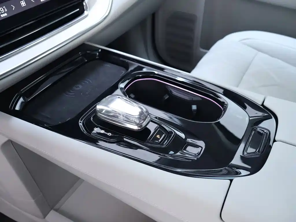 Volvo EM90 2024 2025 Ultra Six-Seater
