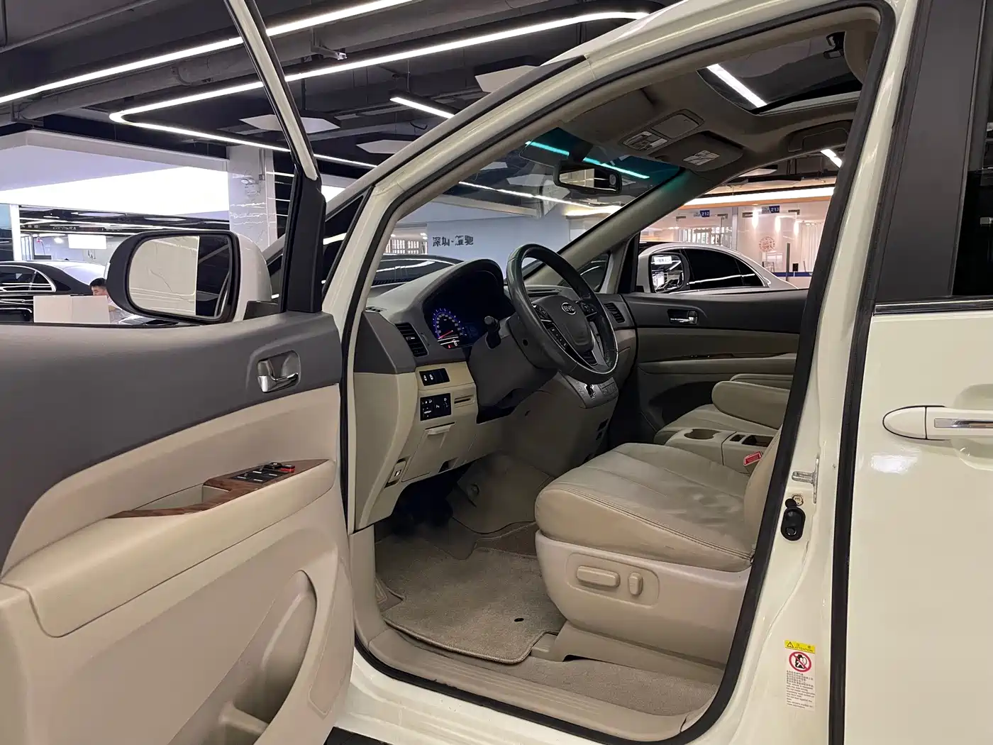 BYD M6 2014 2013 2.4L Automatic Premium
