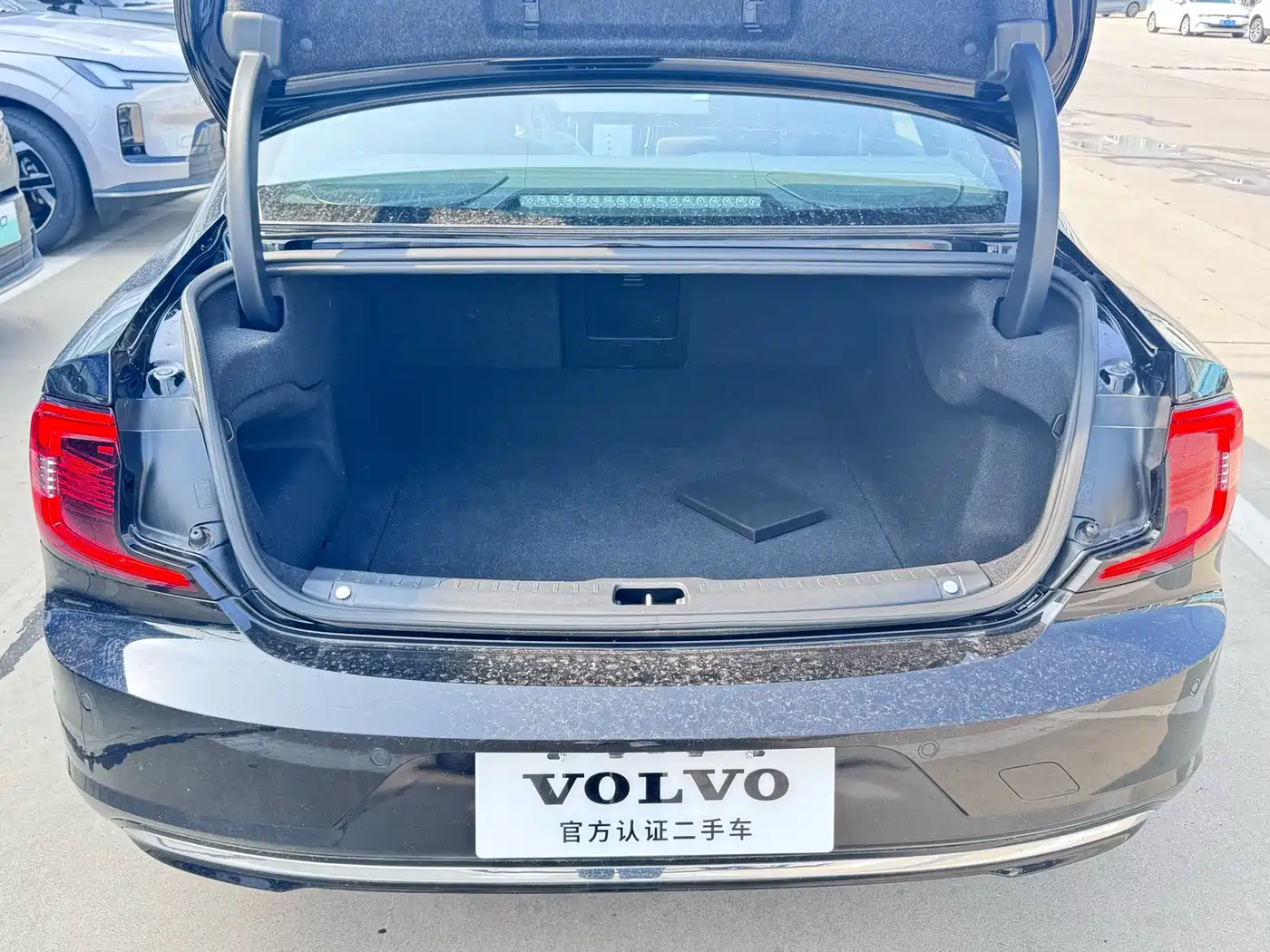 Volvo S90 2024 2024 B5 Momentum Luxury Edition