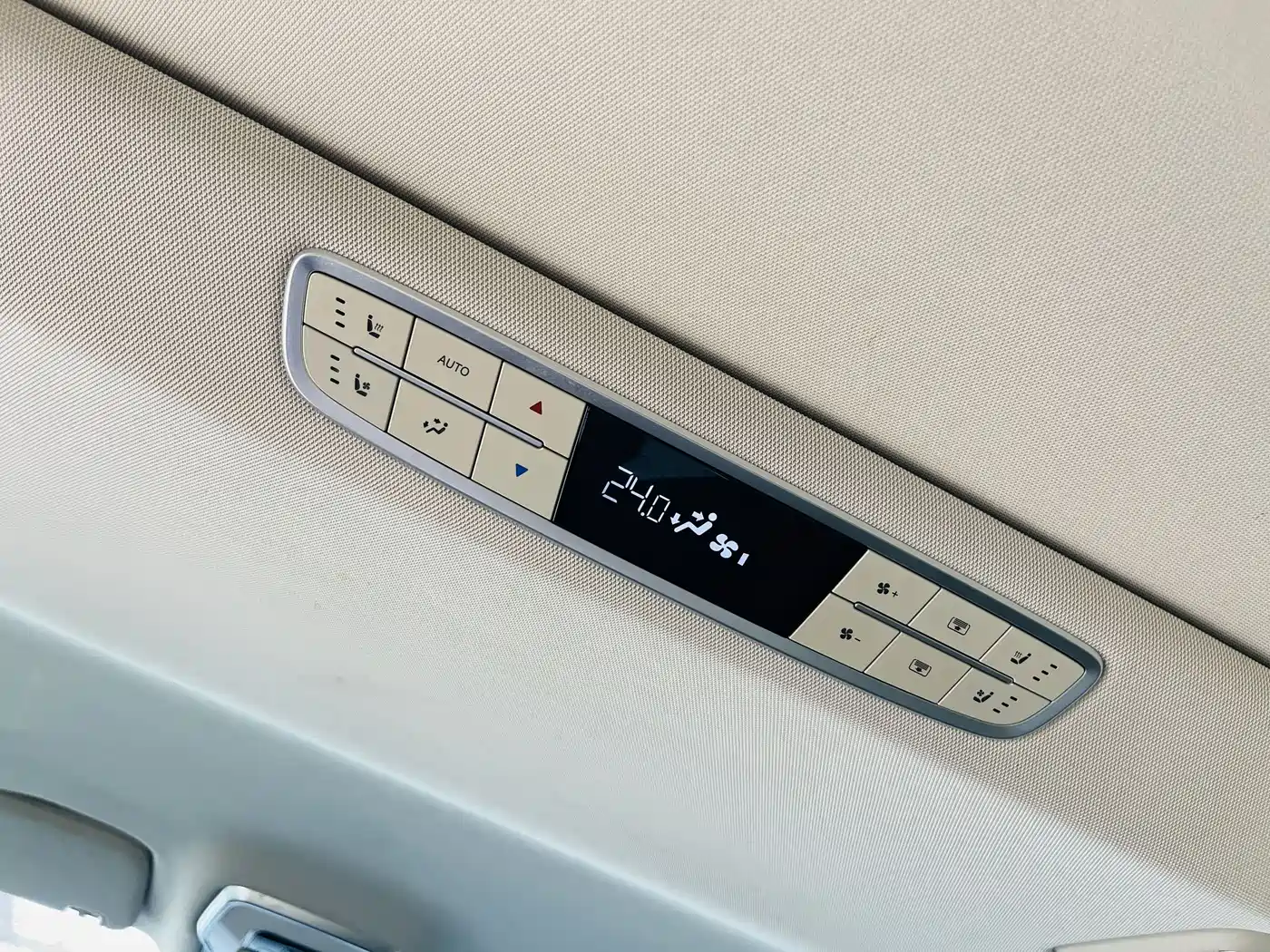 Hongqi HQ9 2023 2.0T Smart Connect Flag Enjoy Edition фото 24