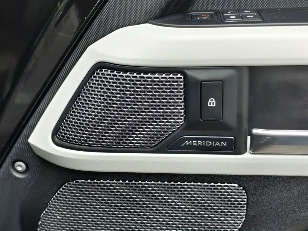 Land Rover Defender 2021 110 P400 Dark Special Edition фото 9