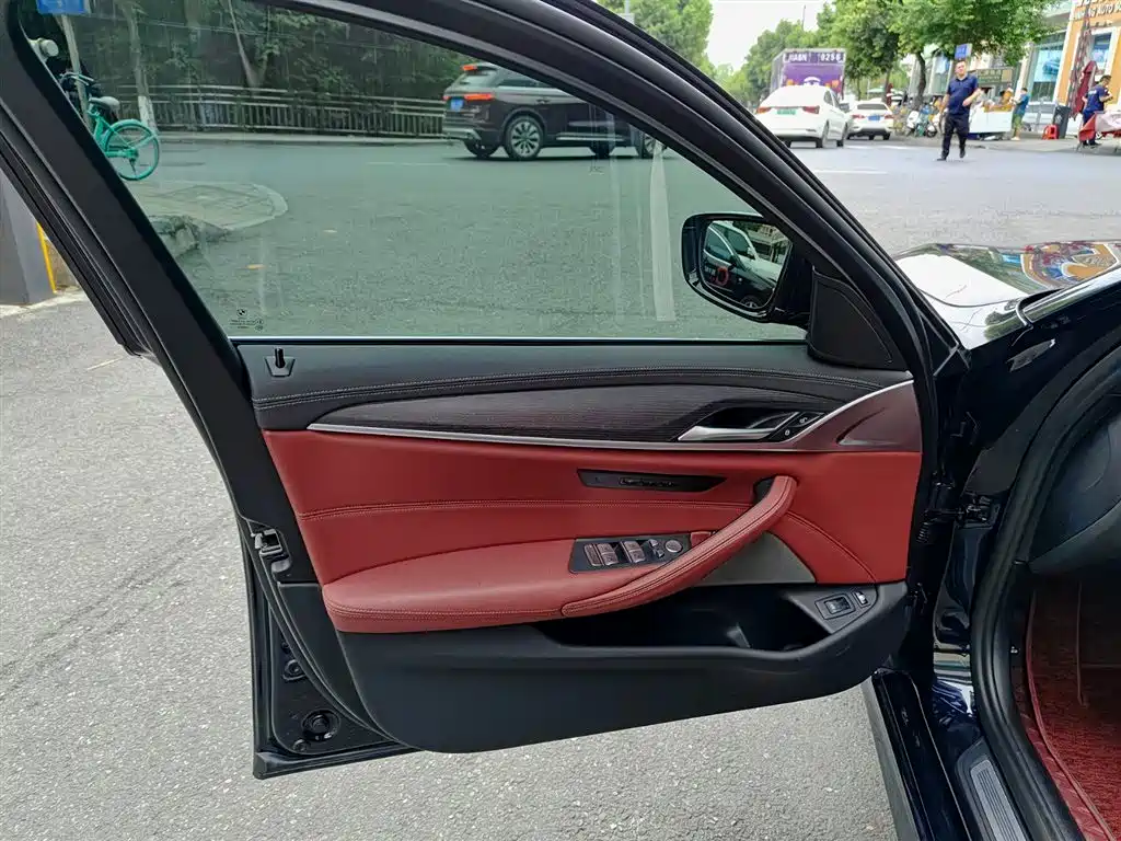 BMW 5 Series New Energy 2021 535Le M Sport Package фото 6