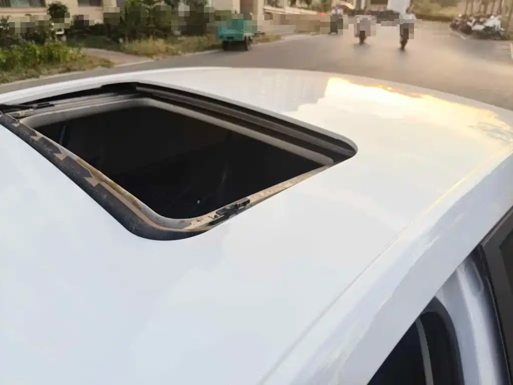 Фото 6 - Roewe i5