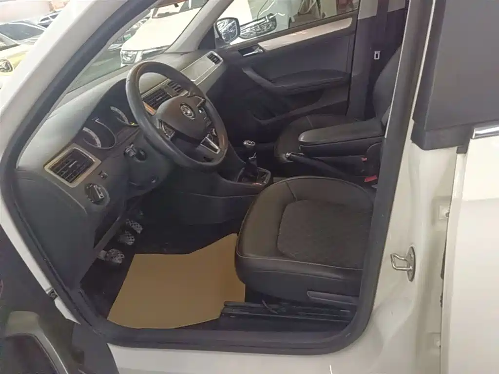 Škoda Skoda Rapid Spaceback 2018 1.6L Manual Comfort фото 15