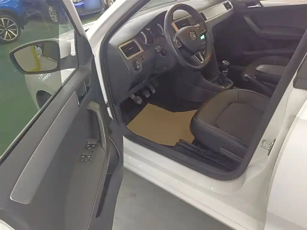 Škoda Skoda Rapid Spaceback 2018 1.6L Manual Comfort фото 16