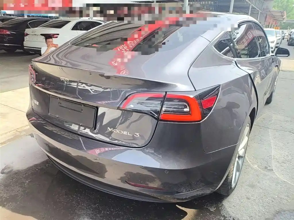 TESLA MODEL 3