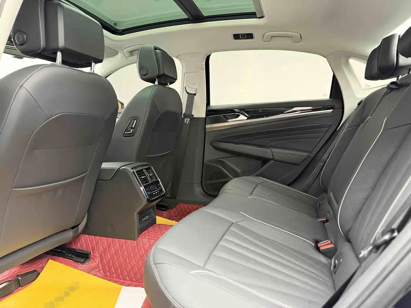 Volkswagen Passat 2024 380TSI Elite Edition фото 15
