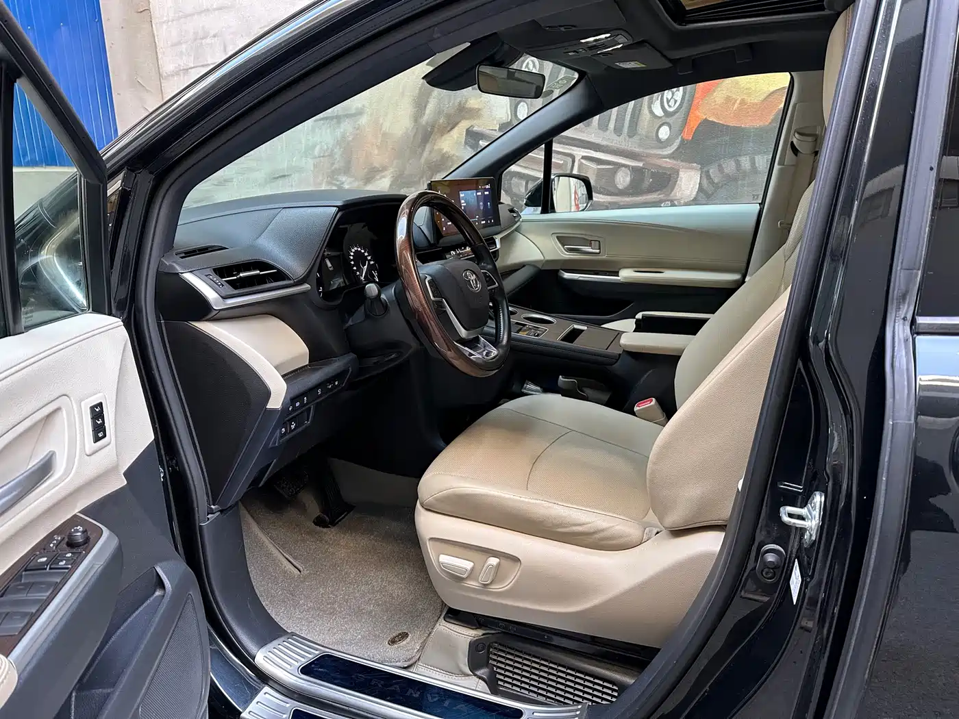 Toyota Granvia 2023 2.5L Hybrid Luxury Edition фото 5