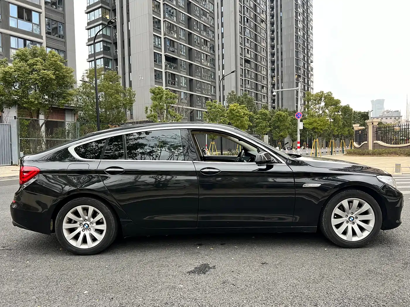 BMW 5 Series GT 2011 535i xDrive Luxury Model фото 4