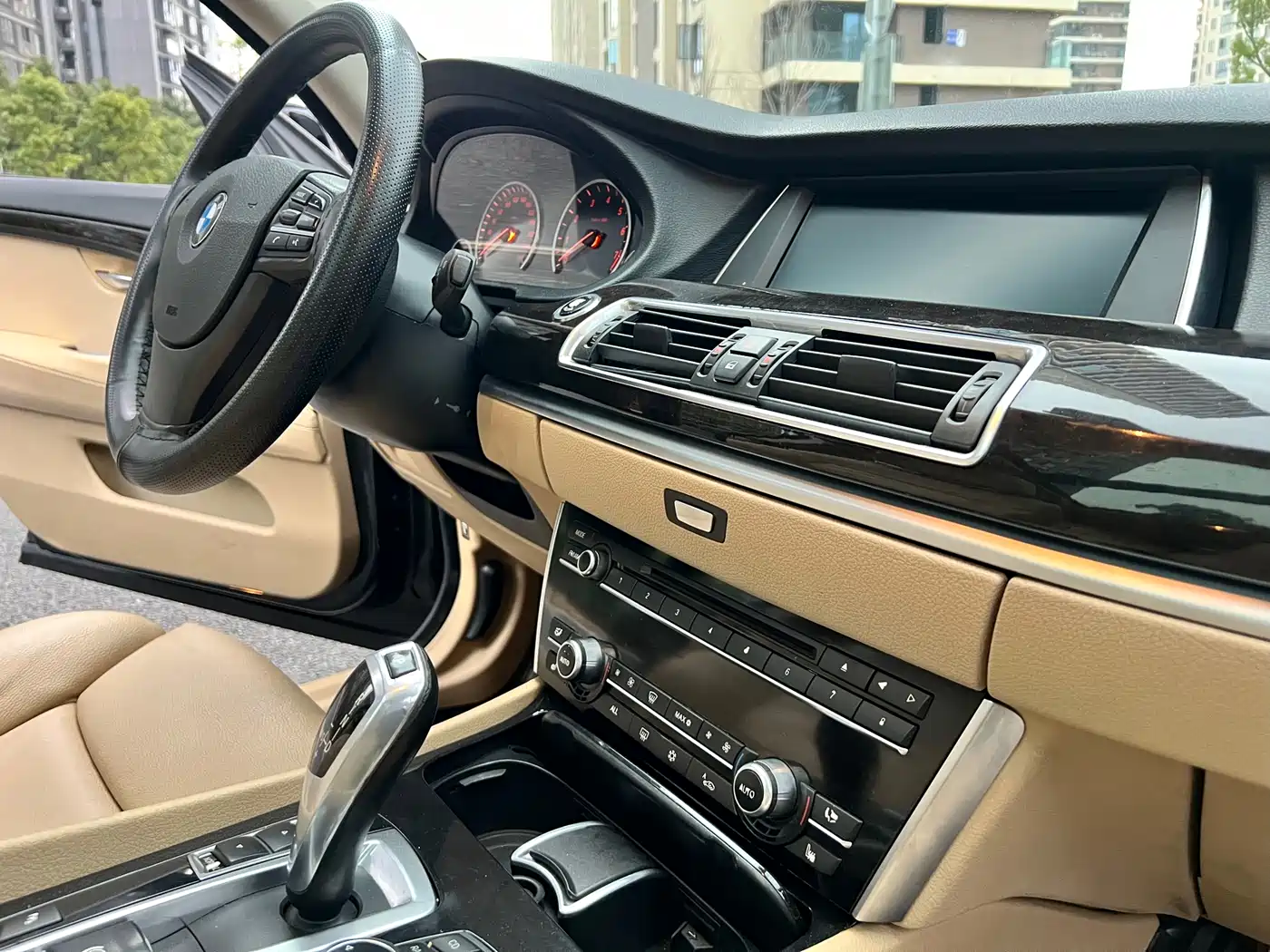 BMW 5 Series GT 2011 535i xDrive Luxury Model фото 12