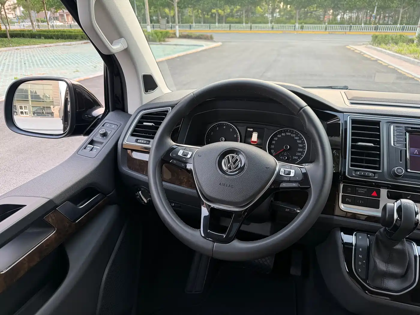 Volkswagen Multivan 2019 2.0TSI 4WD Premium 7-seater фото 13