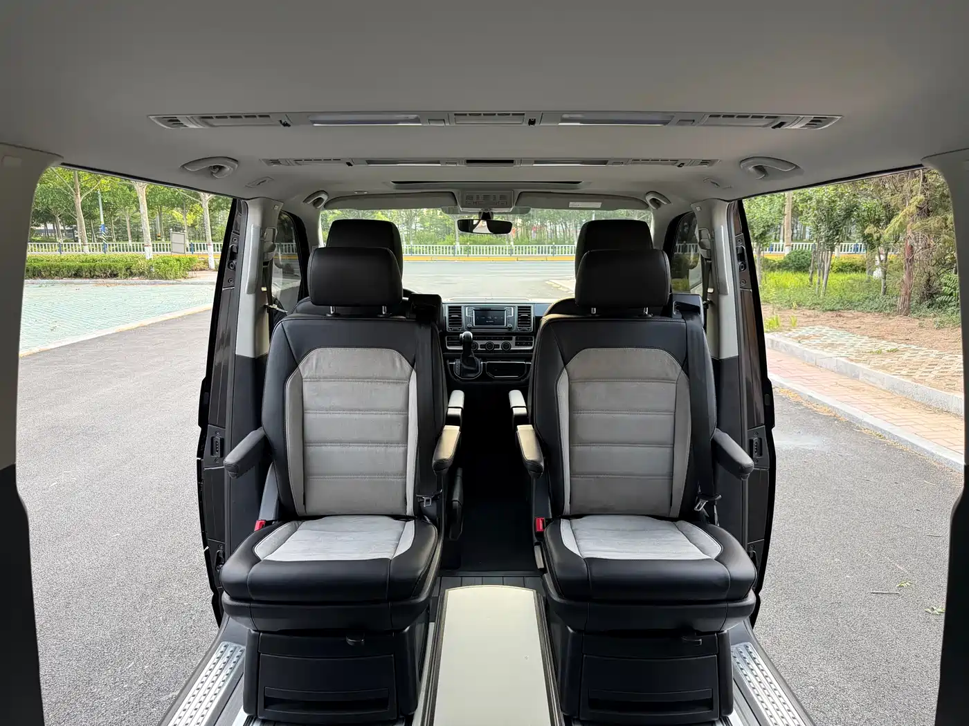 Volkswagen Multivan 2019 2.0TSI 4WD Premium 7-seater фото 20