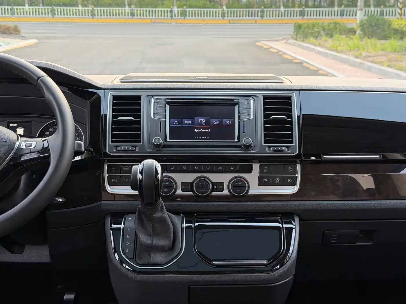 Volkswagen Multivan 2019 2.0TSI 4WD Premium 7-seater фото 14